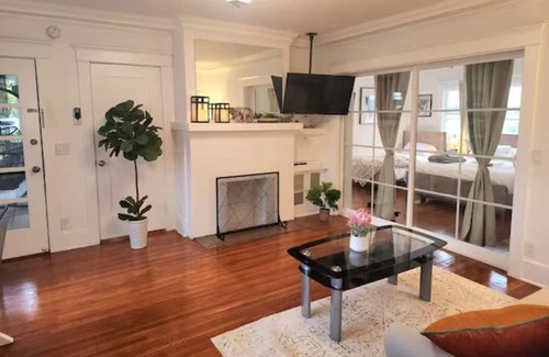 Alhambra Apartment | SP18 Prime location LUXE 2Bedroom / 1Bath Apartment kingsize bed!