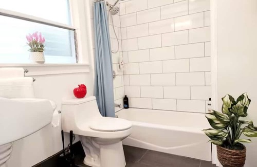 Alhambra Apartment | SP18 Prime location LUXE 2Bedroom / 1Bath Apartment kingsize bed!