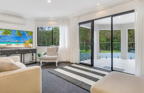 Gilston House | Gilston Manor - Hinterland House