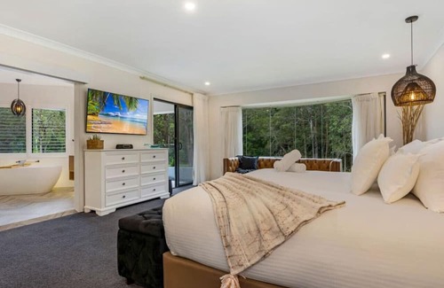 Gilston House | Gilston Manor - Hinterland House
