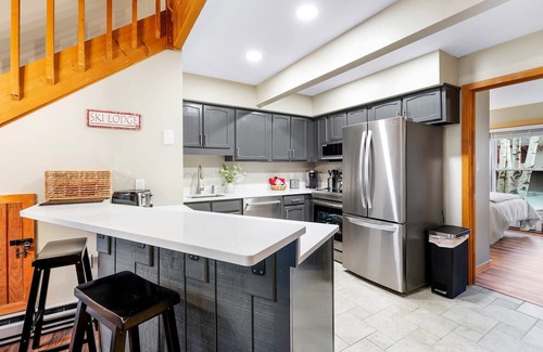 Lincoln House | Fireplace - Pool - Bunk Beds - Steps to Downtown!