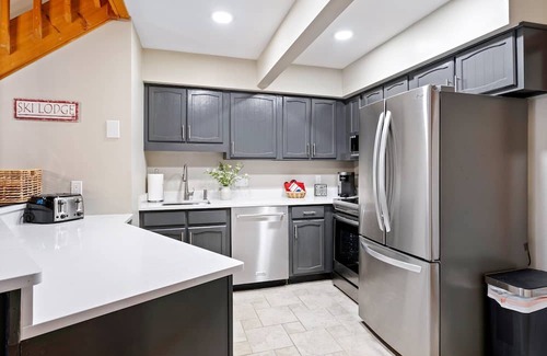 Lincoln House | Fireplace - Pool - Bunk Beds - Steps to Downtown!