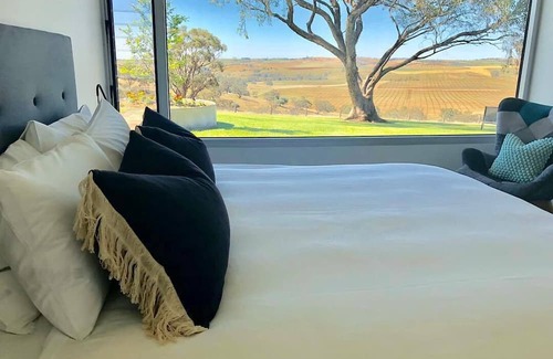 Lyndoch House | Barossa Glasshouse - an idyllic escape with stunning views of the Barossa Ranges