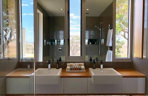 Lyndoch House | Barossa Glasshouse - an idyllic escape with stunning views of the Barossa Ranges