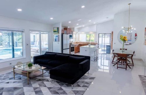 Carrollwood House | Upscale Tampa Bay Dream Home Pool / Putting Green