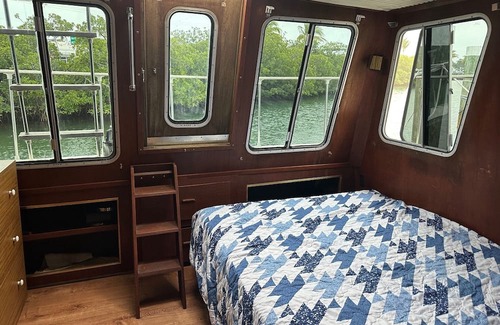 Midtown Boat Rental | Seafood Houseboat in Key West