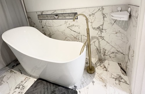 Wolverhampton Apartment | Luxurious and private. Daily,weekly, monthly and long term bookings accepted.