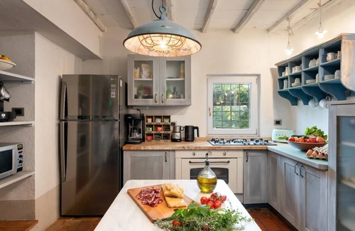 San Casciano dei Bagni Villa | New! Casale Volare, Stylish Tuscany Farmhouse with House Chef,Pool, Pet Friendly, Thermal Baths