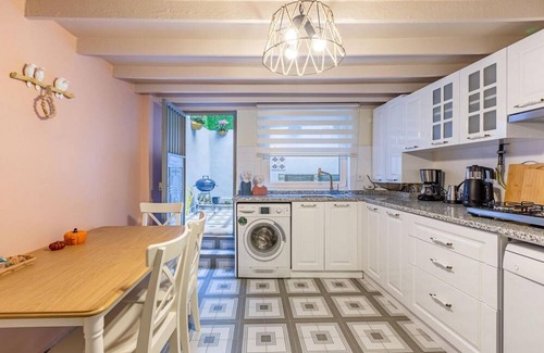 Ortakoy Apartment | Missafir House with Refreshing Garden in Besiktas