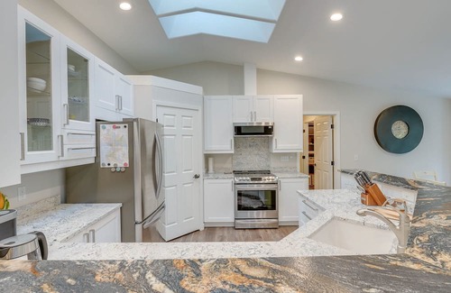 Sudden Valley House | Charming Bellingham Home: Backyard, Walk to Beach!