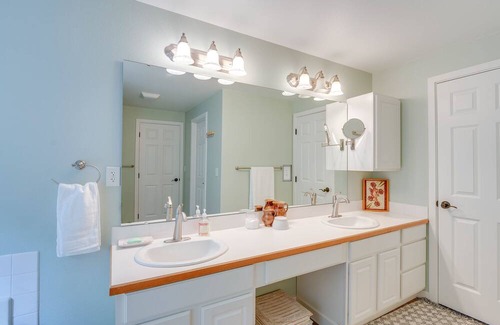 Sudden Valley House | Charming Bellingham Home: Backyard, Walk to Beach!