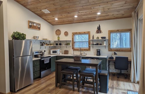 Pinetop-Lakeside Cottage | Cozy Cottage 2BD/2BA, 2 Covered Decks, Patio Dining Area, Newly Built, Pets OK