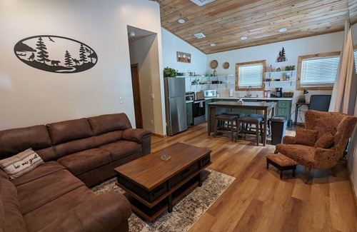 Pinetop-Lakeside Cottage | Cozy Cottage 2BD/2BA, 2 Covered Decks, Patio Dining Area, Newly Built, Pets OK