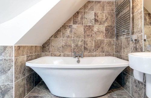 Ballater Cottage | Riverside Cottage with luxurious wood fired hot tub in Ballater