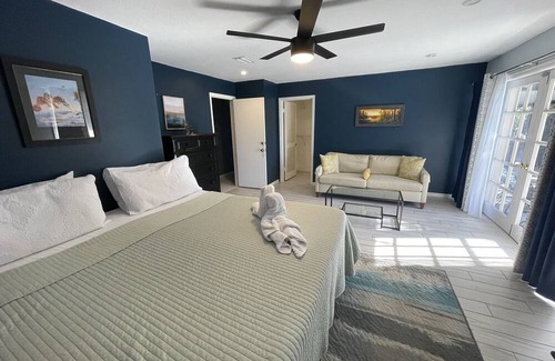 Bay Crest Park House | Bliss on the Bay – Weekly Winter Rates, Waterfront w/ Private Pool