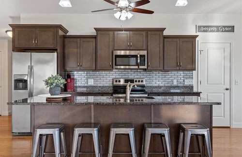 Chatham House | Modern and Spacious 5BR 3BA w/walking trail and lake view! Chatham/Springfield