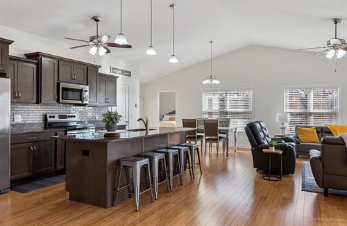 Chatham House | Modern and Spacious 5BR 3BA w/walking trail and lake view! Chatham/Springfield