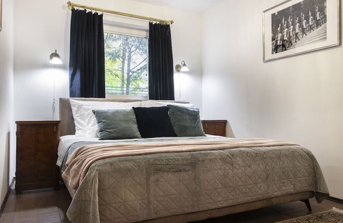 Taban House | 5 min walk to Buda castle, private patio and garden, detached garage, winefridge