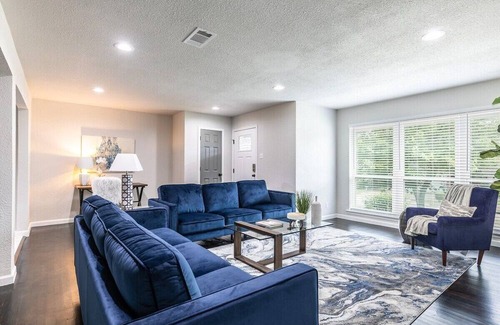 Dallas House | Bright and Stylish Home - 10 Min to Downtown!
