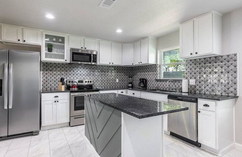 Dallas House | Bright and Stylish Home - 10 Min to Downtown!