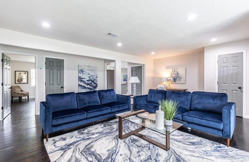 Dallas House | Bright and Stylish Home - 10 Min to Downtown!
