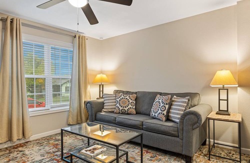 Cedar Crest House | Bright & Cheerful One Bedroom, 10 Min. to Downtown