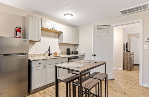 Cedar Crest House | Bright & Cheerful One Bedroom, 10 Min. to Downtown