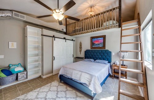 Vance Jackson Cottage | Charming Guesthouse-Centrally Located