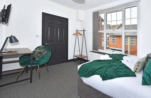 Stoke-on-Trent House | Adventure Place: Spacious En-Suite Doubles with Gorgeous Decor