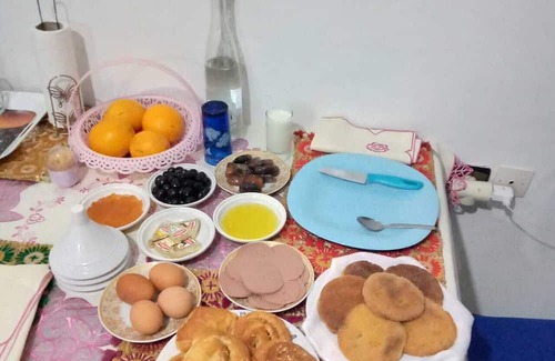 Sale Bed & Breakfast | مبيت + افطار غرفة خاصة لفرد واحد ، في شقة مع عائلة. الحمام و الدوش مشترك