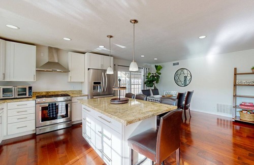 Thousand Oaks House | Mountain-view home with private pool, pool spa, patio, W/D, & AC