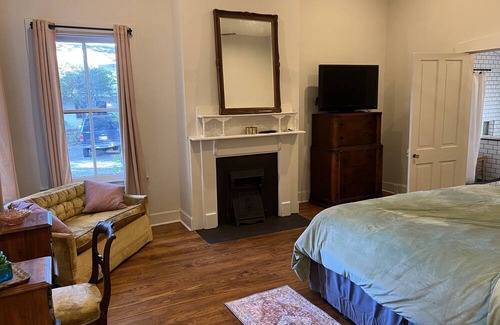 Vicksburg House | Massey’s on Crawford- The King Suite