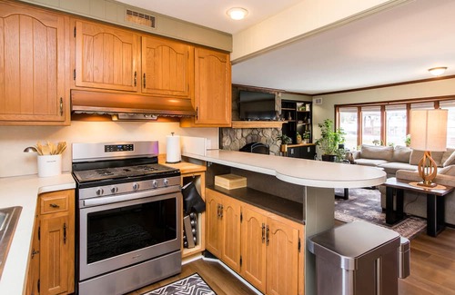 Oxbow House | Cozy Lake front Home, Hot Tub, close to Shopping