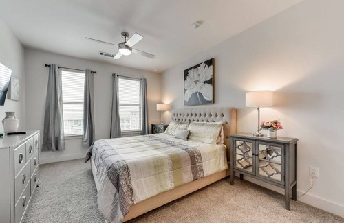 Allen Apartment | 20% OFF Luxury 2BD, Penthouse, Pool views - Allen