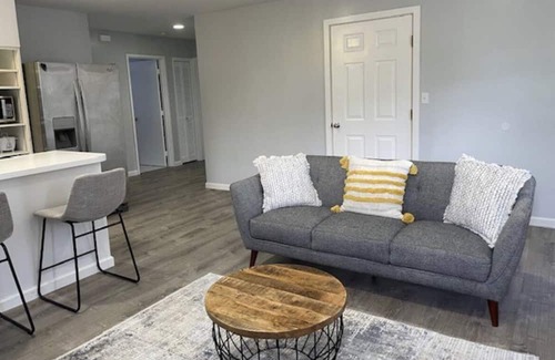 Pacific Heights House | Central Spacious Island Getaway 2b1b/Free Parking