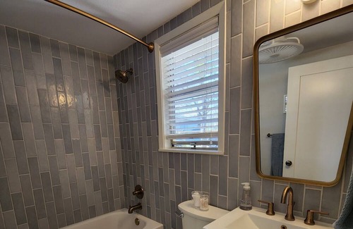 Burnet Cottage | Hilltop Haven: 5 mins to Spider Mountain or Reveille Ranch biking