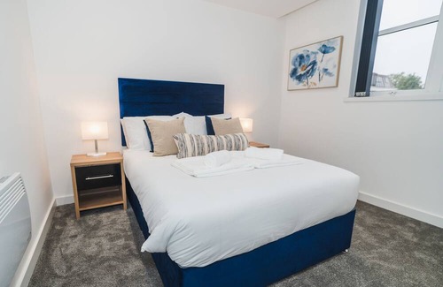 Wakefield Apartment | Thornhill House Modern City Center Apartment
