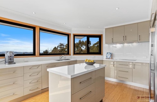 Kingston Beach House | House Seabreeze in Kingston Beach - Million Dollar View - 7 Bedrooms -Sleeps 14