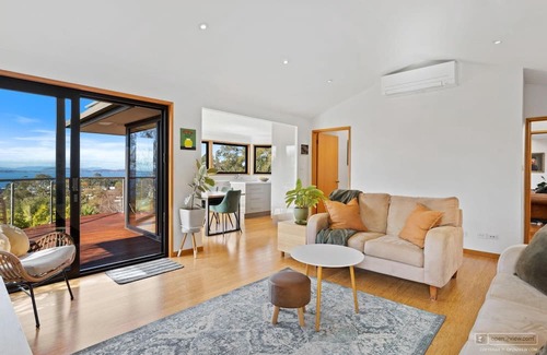 Kingston Beach House | House Seabreeze in Kingston Beach - Million Dollar View - 7 Bedrooms -Sleeps 14