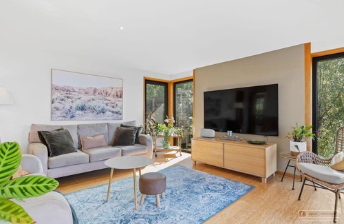 Kingston Beach House | House Seabreeze in Kingston Beach - Million Dollar View - 7 Bedrooms -Sleeps 14