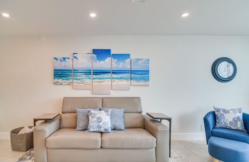 Palma del Mar Condo | Stylish St Petersburg Condo w/ Balcony + Bay Views