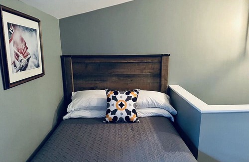 Maysville Cabin | Adorable Cabin, Steps from the Ohio River: Hot Tub, Fire Pit & Full Kitchen