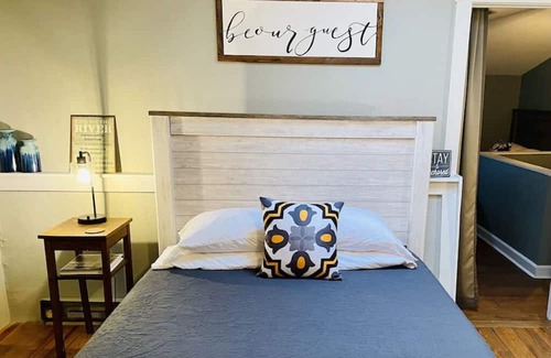 Maysville Cabin | Adorable Cabin, Steps from the Ohio River: Hot Tub, Fire Pit & Full Kitchen