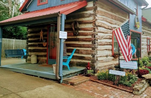 Maysville Cabin | The Cabin at 112 Main Street Augusta: Rustic River Retreat