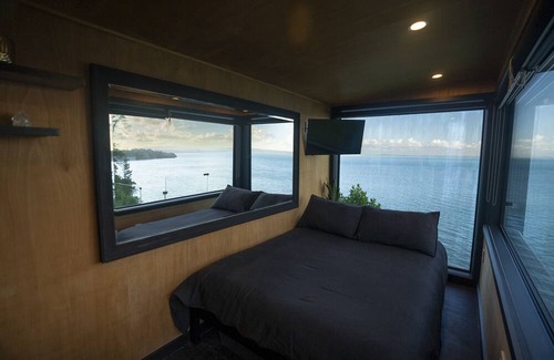 Laingholm Cabin | Clifftop Seaview Seduction