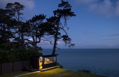 Laingholm Cabin | Clifftop Seaview Seduction