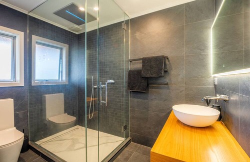 Laingholm Cabin | Clifftop Seaview Seduction