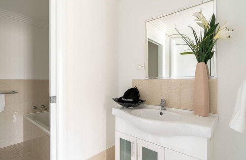 Shellharbour City Centre Apartment | Mountain Waves - in the heart of shellharbour