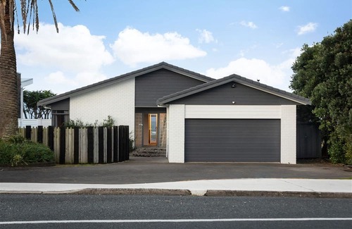Waihi Beach House | ALL THE 3'S @ NUMBER 3