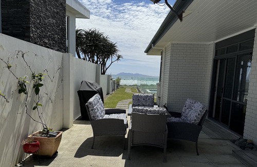 Waihi Beach House | ALL THE 3'S @ NUMBER 3
